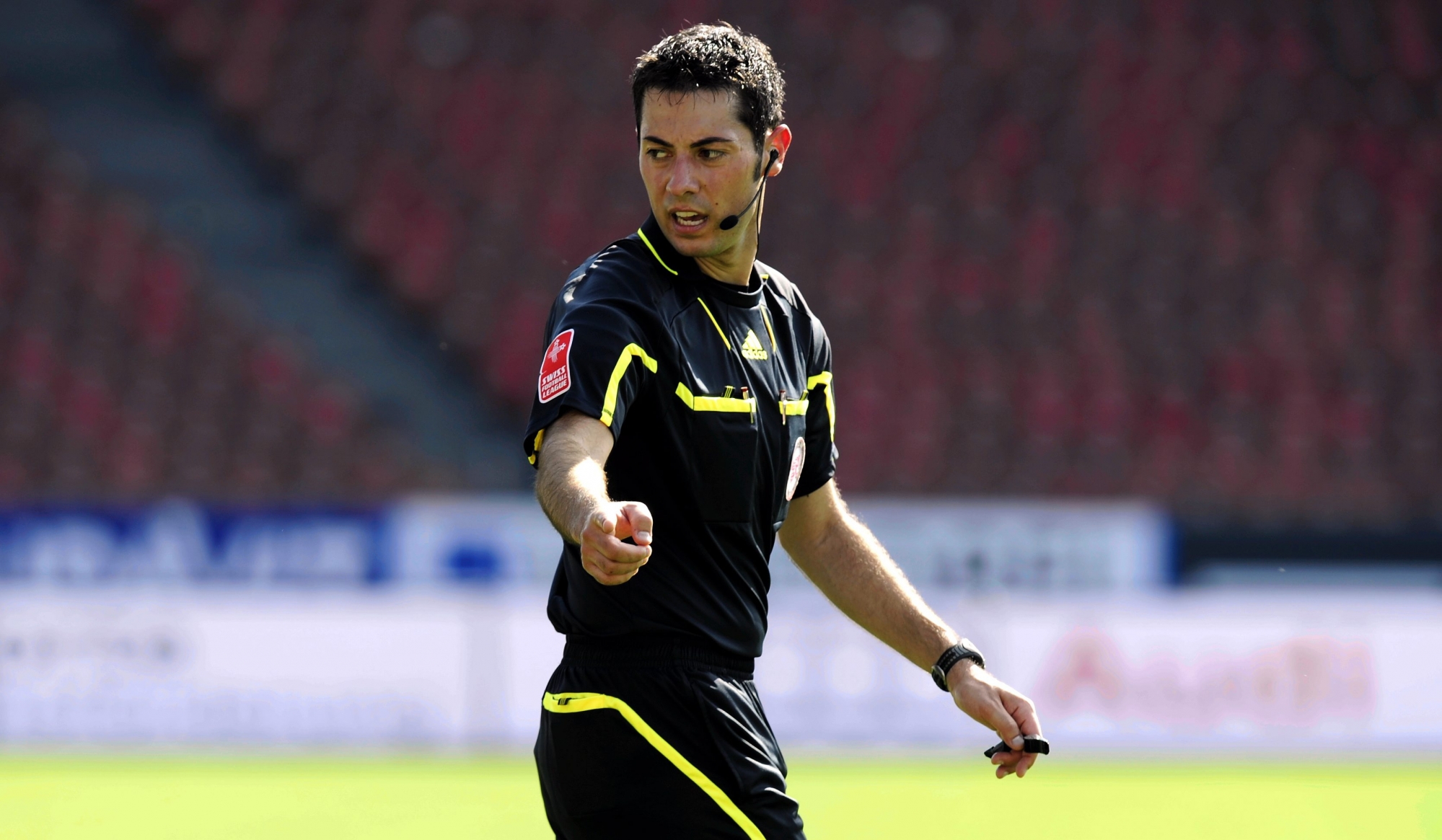 Schiedsrichter Damien Carrel beim Fussballspiel der Super League zwischen dem Grasshoppers Club Zuerich und dem FC Luzern, in Zuerich am Sonntag, 22. August 2010. (KEYSTONE/Walter Bieri)L'ancien arbitre suisse Damien Carrel trouve la mort dans un accident de parachute au Tessin. SCHWEIZ FUSSBALL GC LUZERN