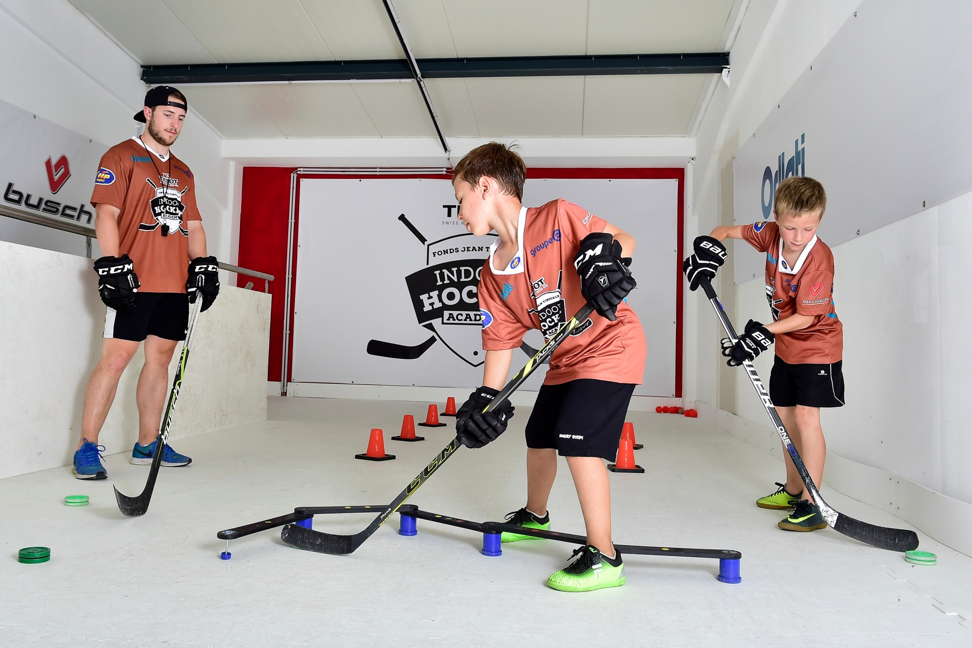 Martigny - 27 juin 2017 - Des enfants participent à un entraînement de hockey lors du camp Tissot. Ici avec l'entraineur Melvin Merola. (Le Nouvelliste/ Héloïse MARET)