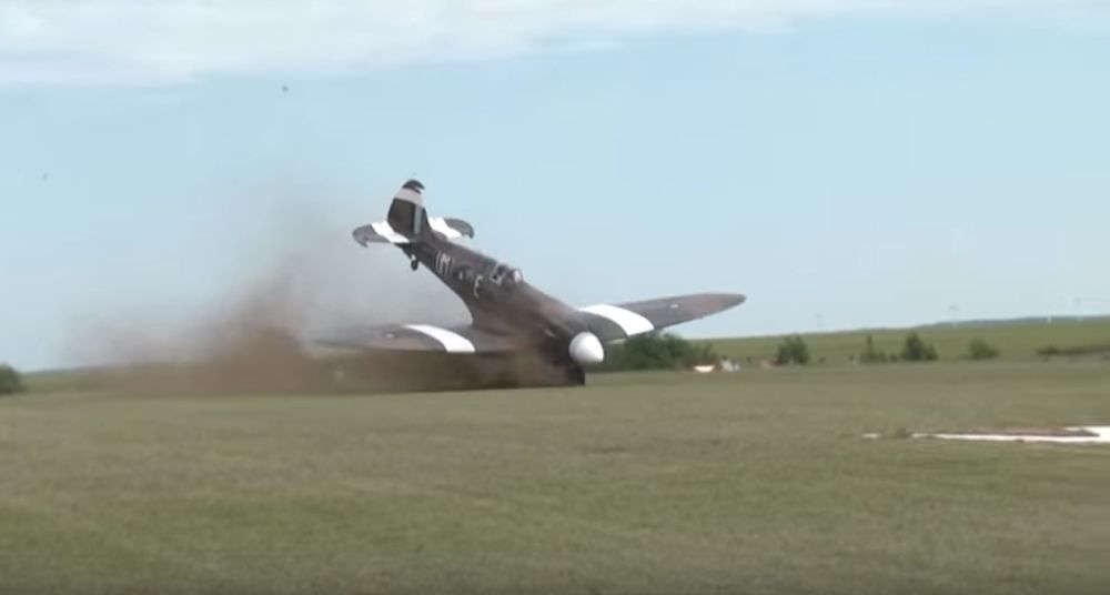 Le Spitfire a raté son décollage et s'est retourné devant les spectateurs.