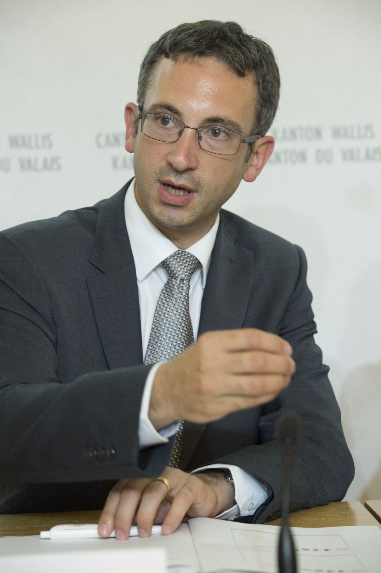 Frédéric Favre, chef du Département de la sécurité des institutions et du sport, soutient les communes de Martigny et Tourtemagne contre l'implémentation d'un centre de renvoi pour requérants d'asile.