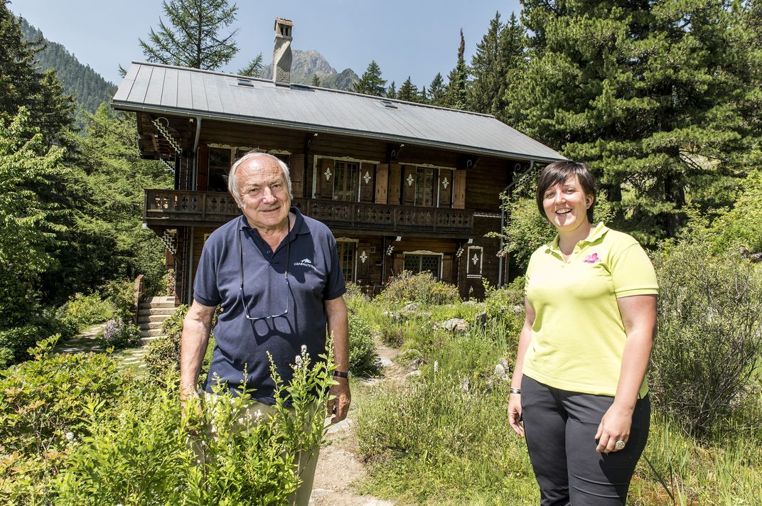 Le professeur Kurt Hostettmann et Anne-Valérie Liand impatients de faire partager à un maximum de visiteurs leur amour pour le jardin alpin de Champex-Lac. 