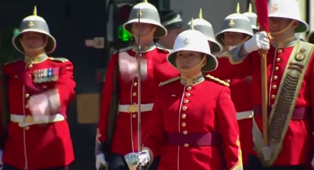 Casque blanc sur la tête, uniforme rouge sur le dos et sabre à la main, Megan Couto a dirigé lundi la célèbre relève de la garde.