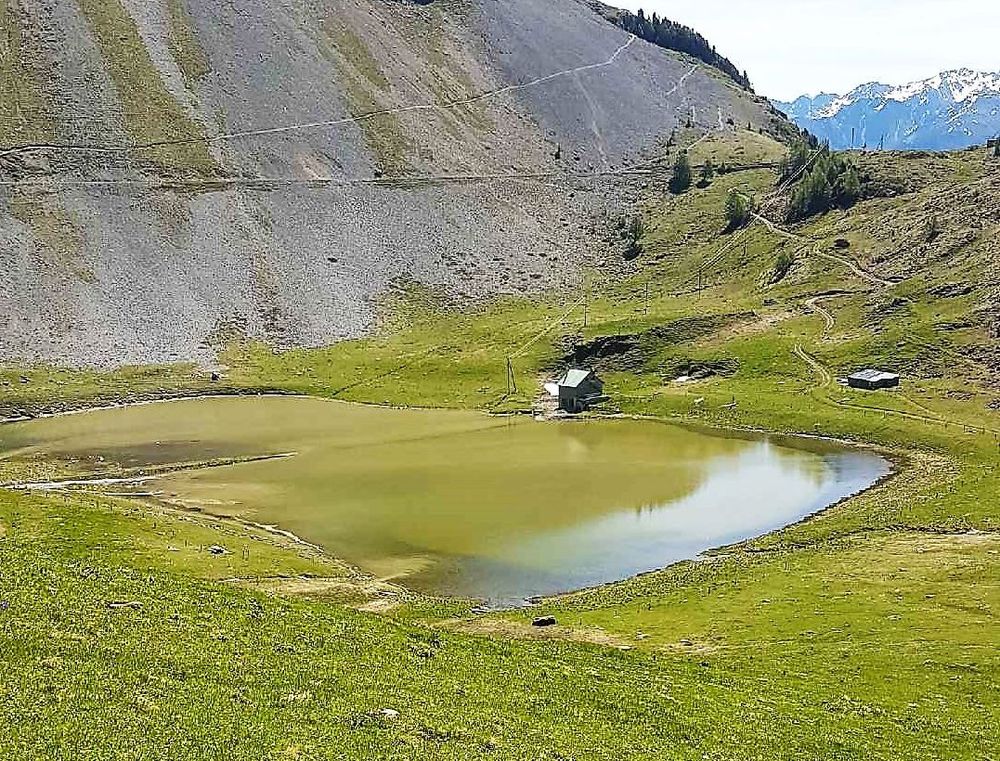 Suite à la régulation du niveau d'eau du lac supérieur, le lac inférieur de Sorniot s'est retrouvé plus rempli que d'habitude.