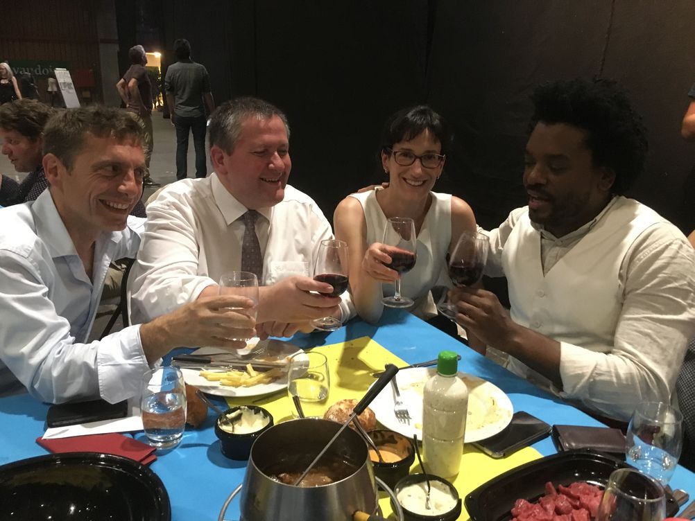 Francesco Bortone, Nicolas Voide,et Anne-Laure Couchepin-Vouilloz apprécient la compagnie d'Anthony Kavanagh (à droite) lors du repas officiel au CERM.