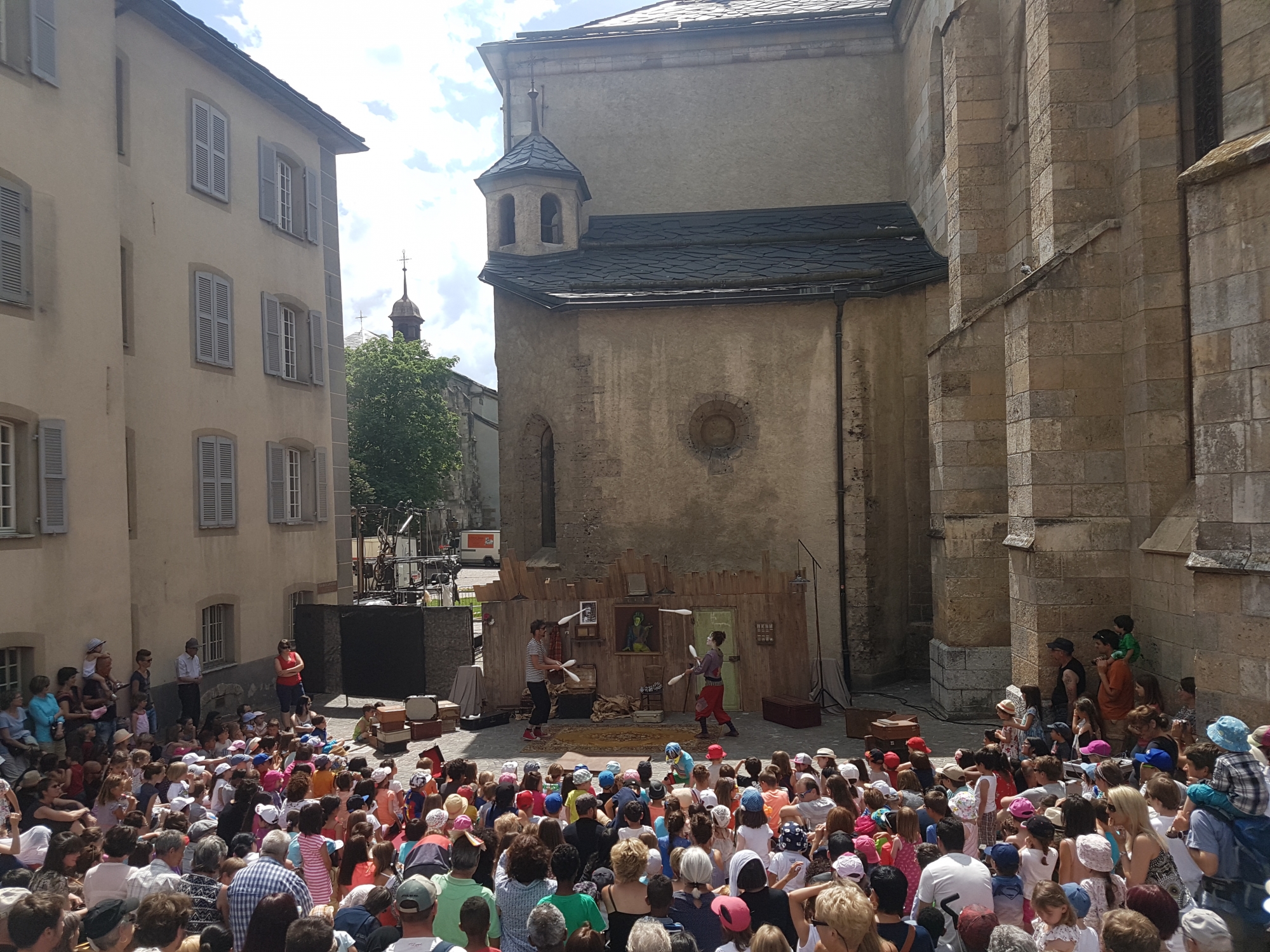 Derrière la cathédrale, le duo "Le Grenier à Pépé" a rassemblé une foule impressionnante.