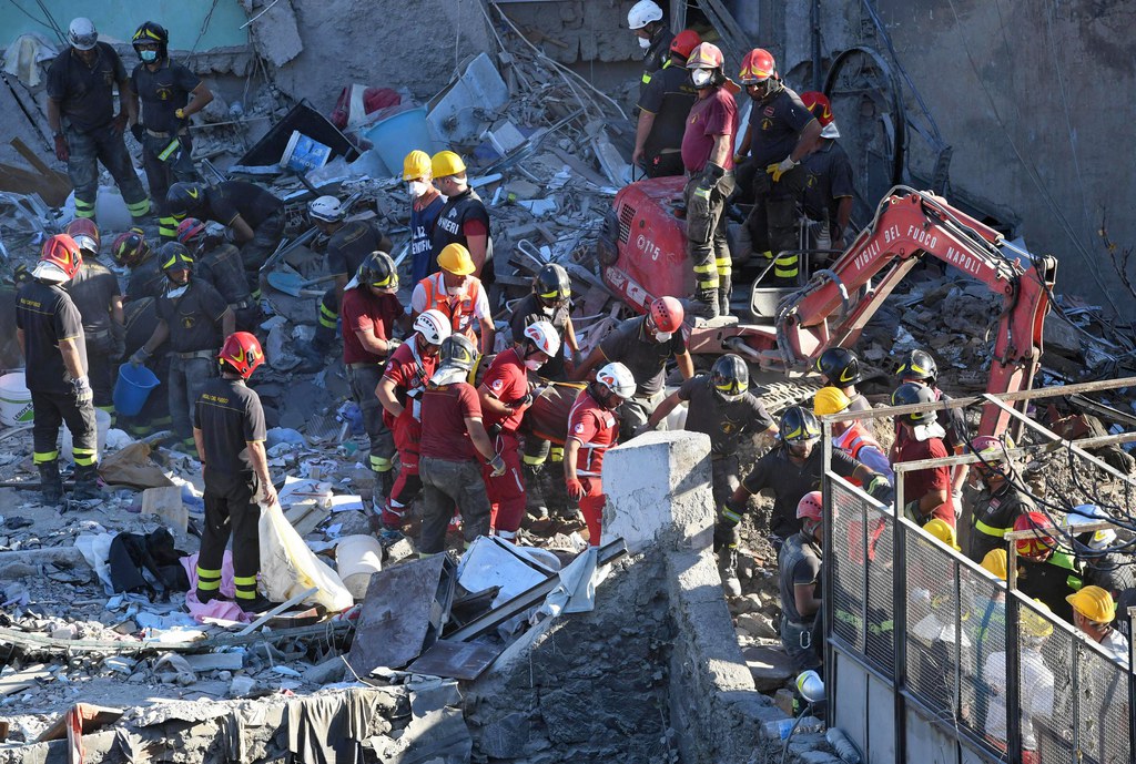 Les pompiers ont passé la nuit à fouiller les décombres en espérant retrouver des survivants.