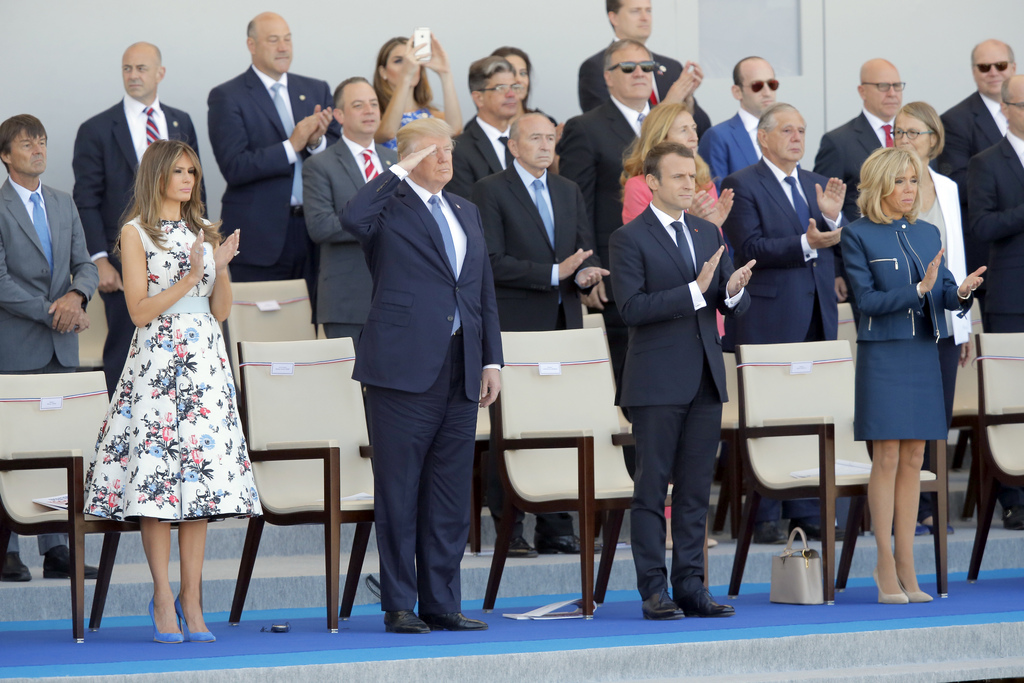 Donald Trump a salué ses soldats lors de leur passage devant la tribune officielle.