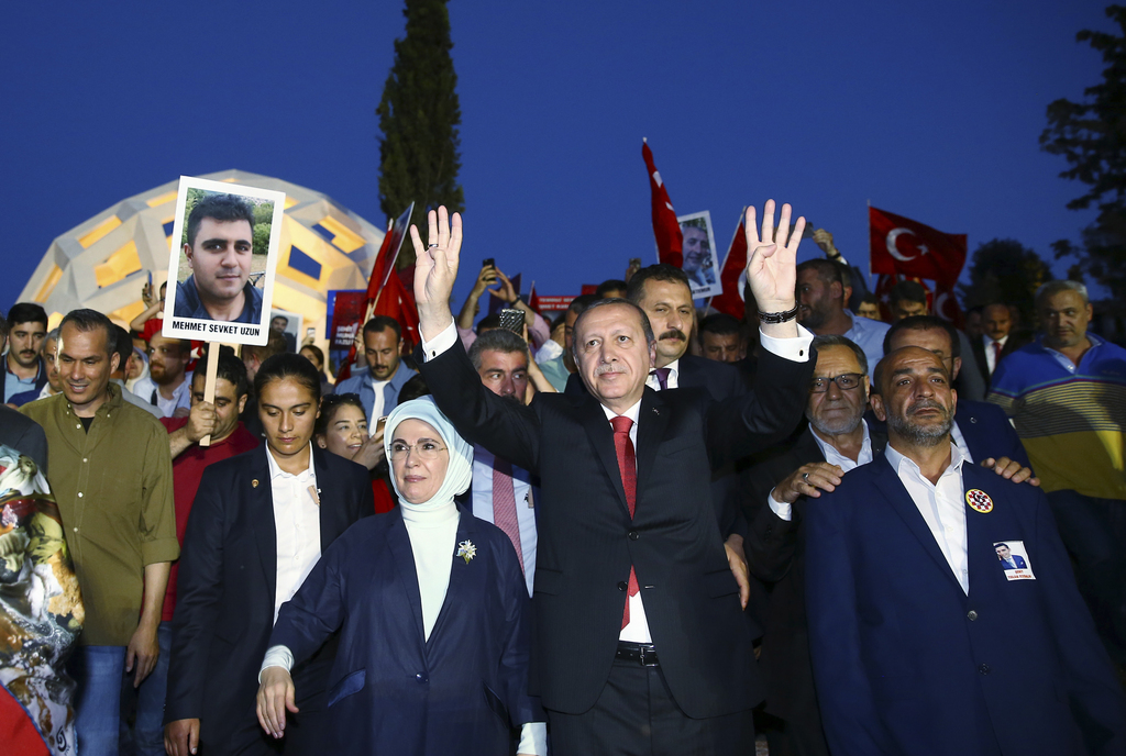 Recep Tayyip Erdogan suivi par des représentants de l'opposition pour fêter le premier anniversaire du coup d'Etat manqué. 