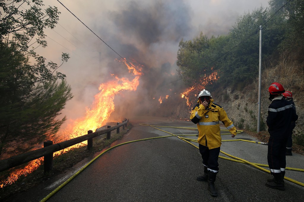 Depuis lundi, les incendies ont ravagé 4000 hectares et blessé près d'une trentaine de secouristes en Corse et dans le sud-est de la France. 