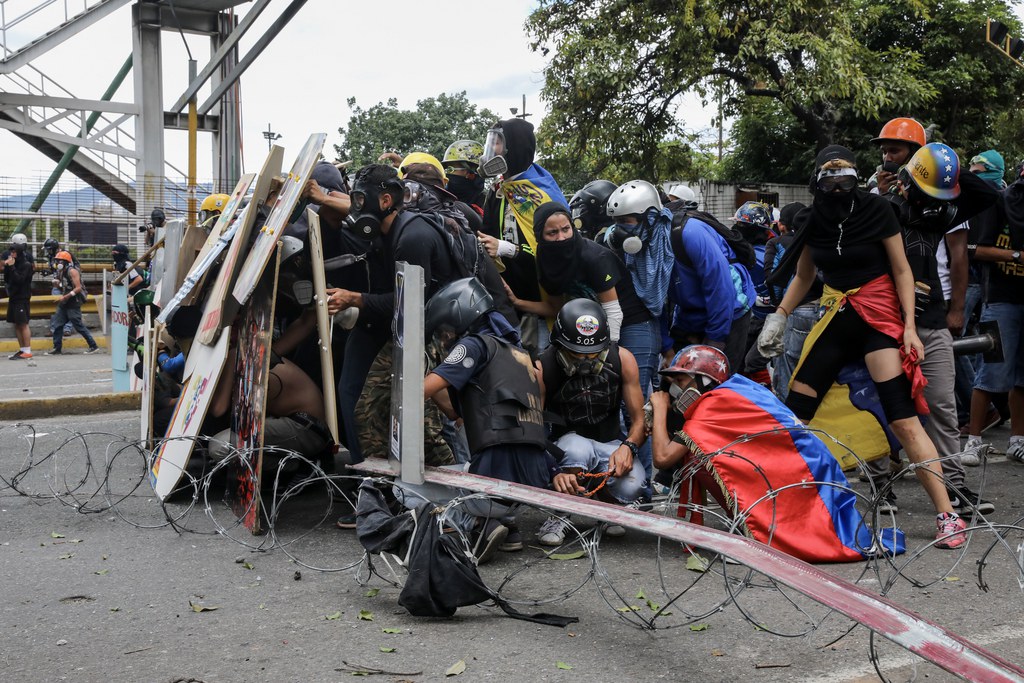 Au fil de la semaine, la mobilisation devrait aller crescendo. L'opposition a ainsi appelé à une grève de 48 heures et à un blocage des rues mercredi et jeudi, un mouvement soutenu par les principales centrales syndicales. 