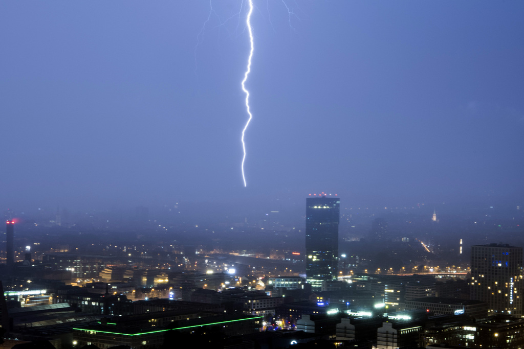 La foudre a zébré le ciel alémanique samedi soir, comme ici, à Zurich.