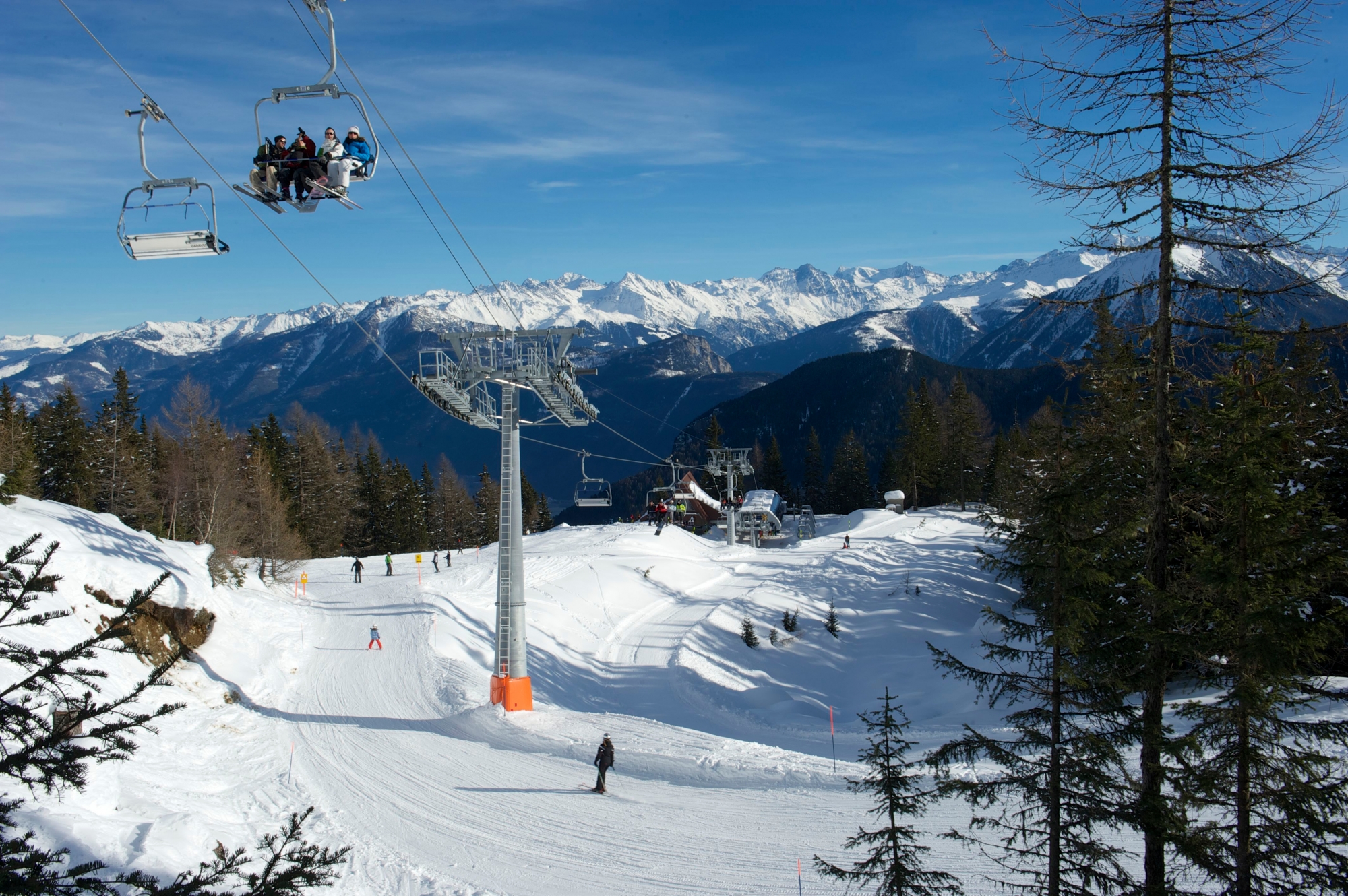 Ambiance sur les pistes de skiLe télésiège de TéléMarécottes Ski sur les pistes