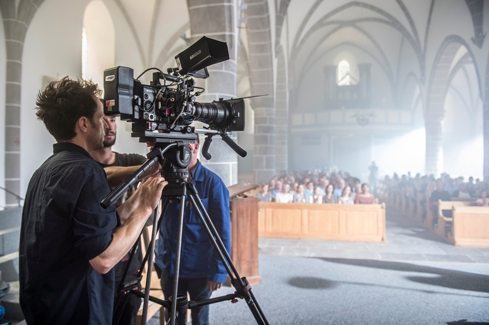 Bagnes - 15 juillet 2017 - Tournage du film sur la Débâcle de Giétroz avec 125 figurants dans l'église du Châble. (Le Nouvelliste/ Héloïse MARET)