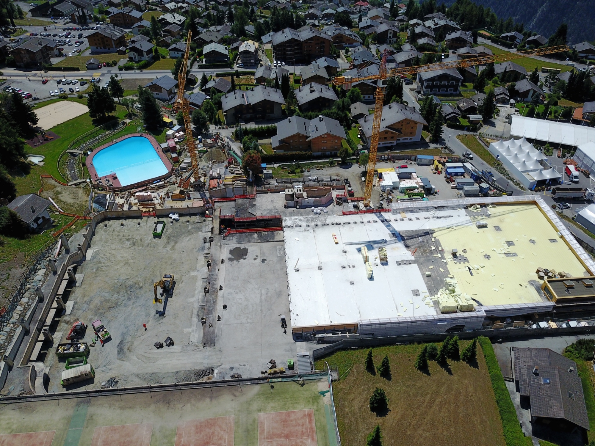 Le centre sportif vu d'un drone à deux jours de l'ouverture de la piscine extérieure. Thoma Lizé