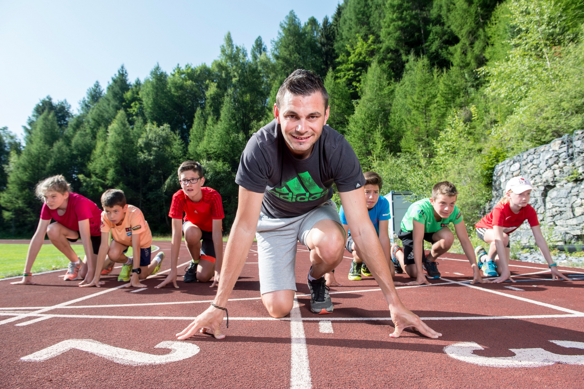 Ovronnaz - 19 juillet 2017 - Julien Quennoz, responsable du camp des talents de la fédération valaisanne d'athlétisme, sur le terrain avec des jeunes qui s'entraînent. (Le Nouvelliste/ Héloïse MARET)