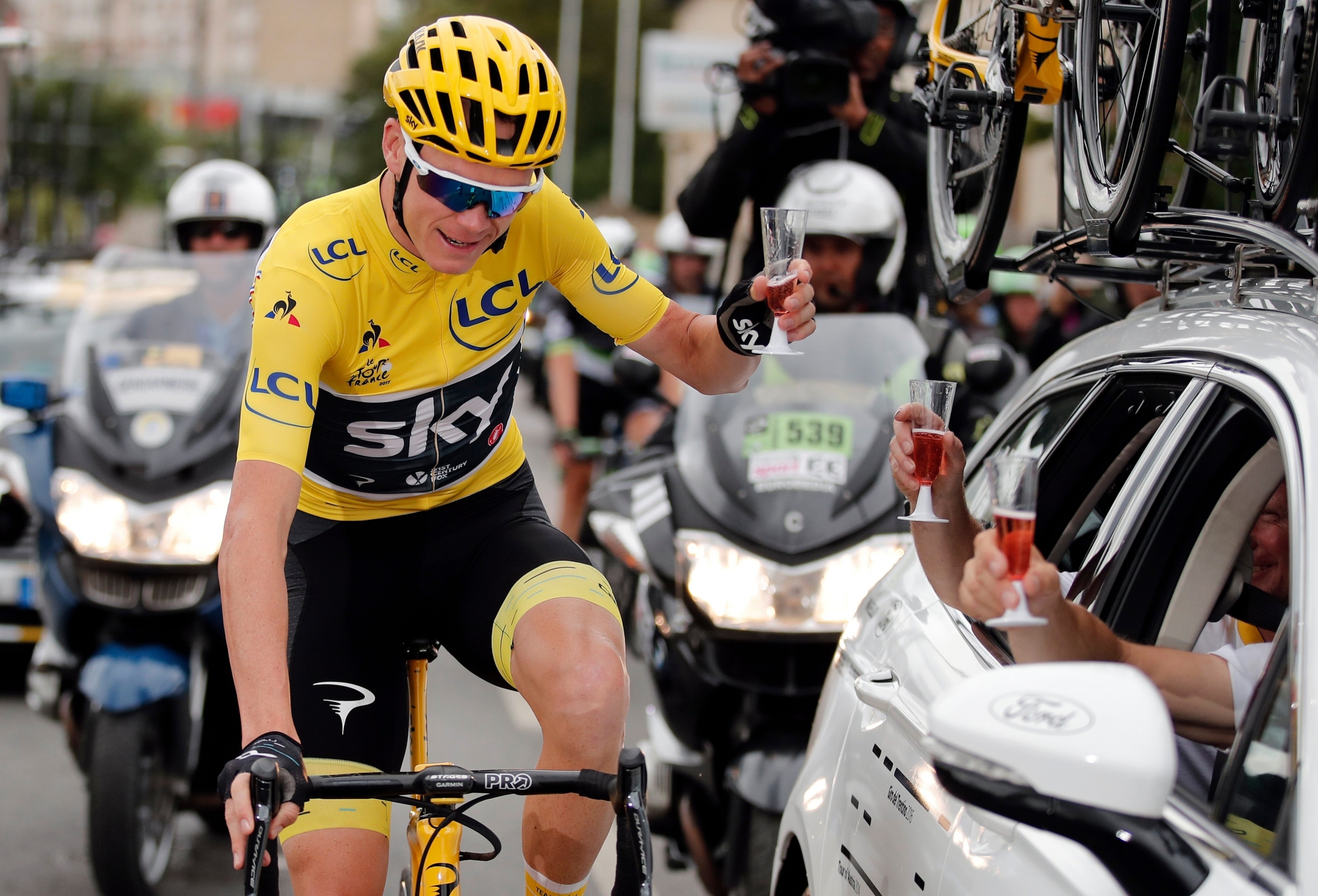 epa06105449 The overall leader, Team Sky rider Christopher Froome of Great Britain, has a glass of champagne with team members during the 21st and final stage of the Tour de France 2017 cycling race over 103Km between Montgeron and Paris Champs-Elysees, France, 23 July 2017.  EPA/BENOIT TESSIER / POOL FRANCE CYCLING TOUR DE FRANCE 2017