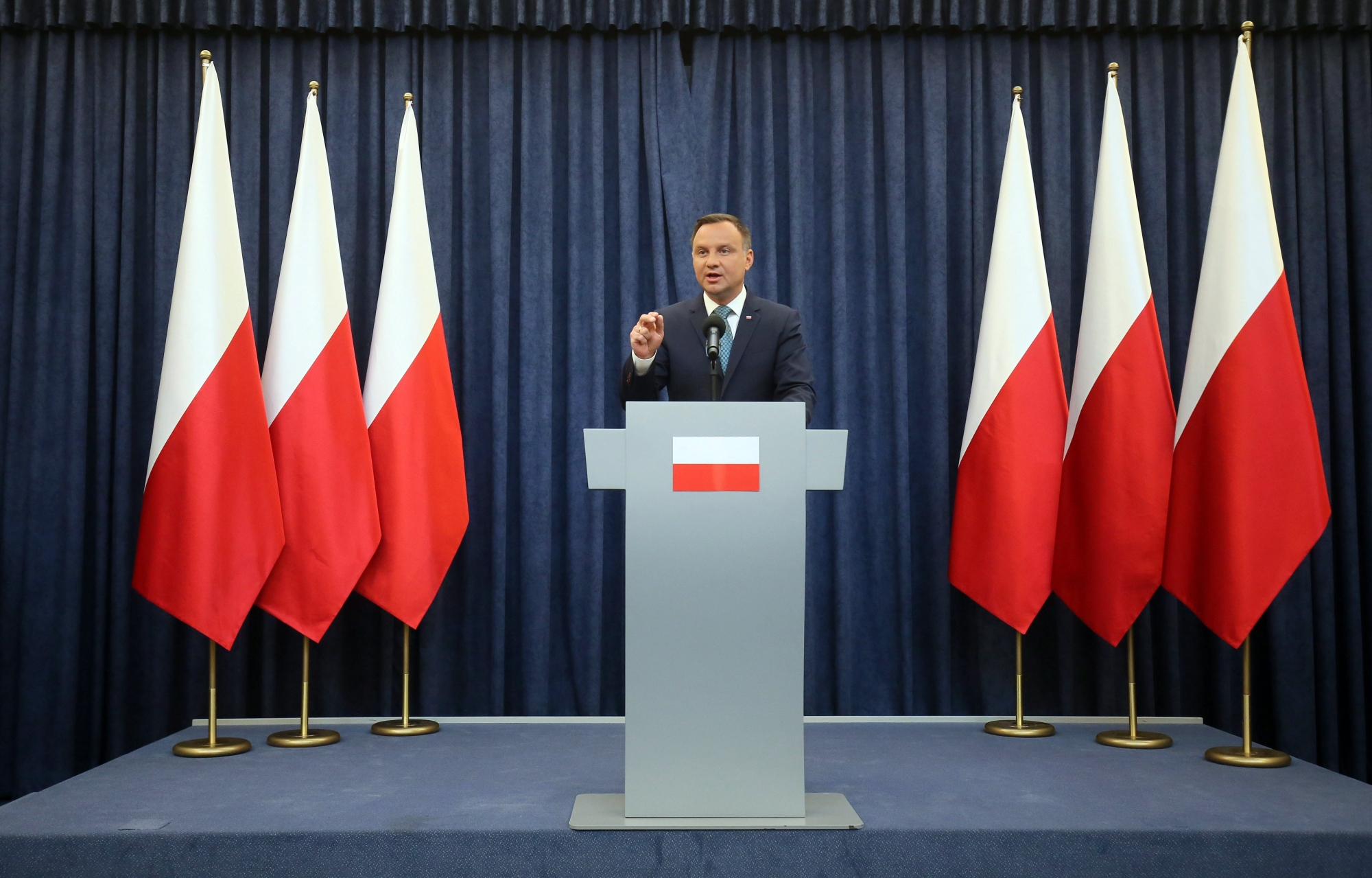 epa06106454 Polish President Andrzej Duda during a press conference in the Presidential Palace in Warsaw, Poland, 24 July 2017. President Duda said in a statement that he will veto Supreme Court and National Judiciary Council bills. Large protests have been held across Poland in the past week over rules passed 20 July by the ruling party that would limit the independence of the judiciary.  EPA/Pawel Supernak POLAND OUT POLAND POLITICS JUDICARY SYSTEM