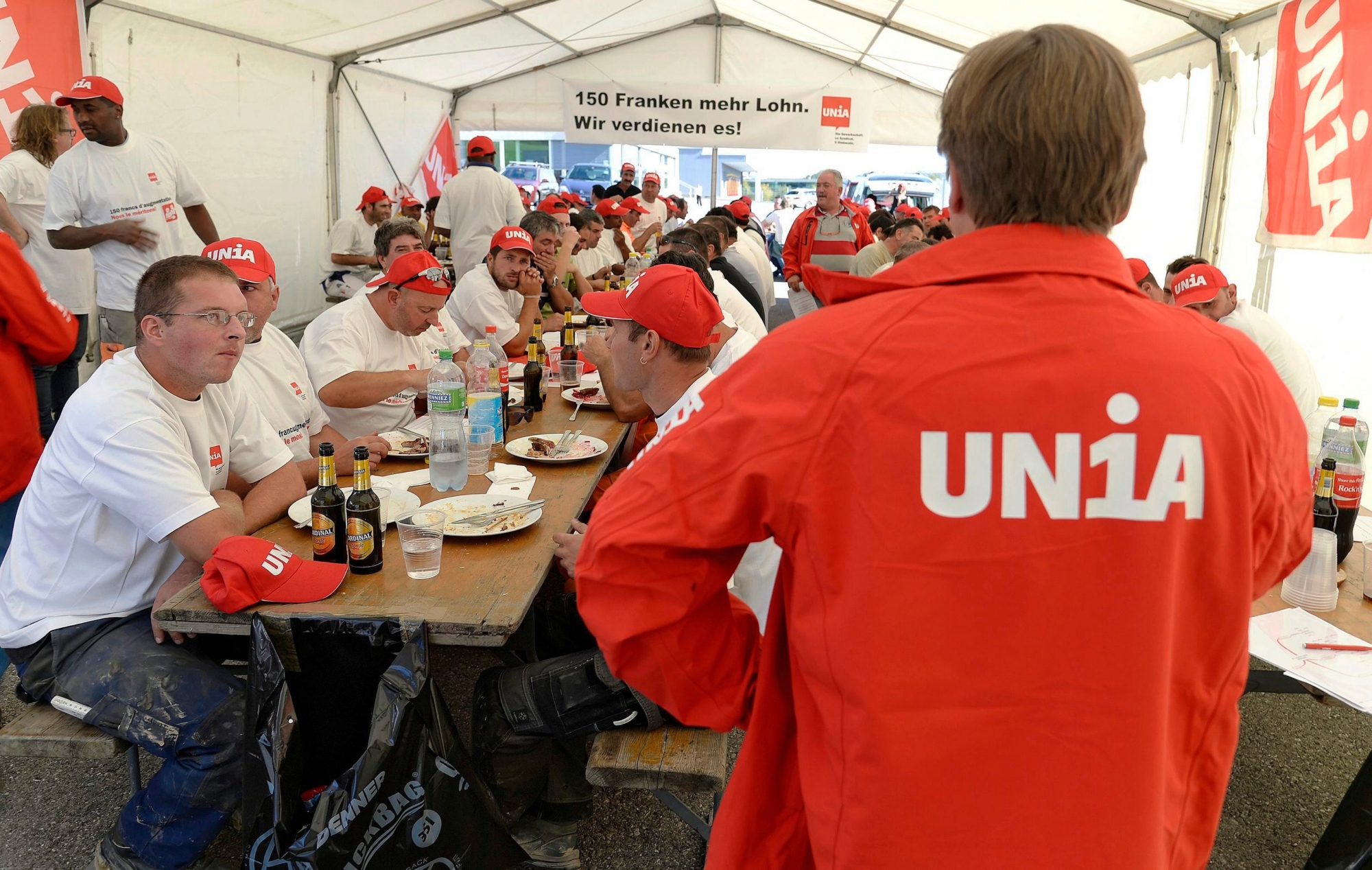 Quelques 150 travailleurs fribourgeois du secteur de la construction se sont rassemblés pour réclamer une augmentation salariale de 150 francs. Le syndicat UNIA a convié les ouvriers à un repas suivi d'une assemblée syndicale.

Photo Lib/Vincent Murith, Corminboeuf, 09.10.2014 Assemblée syndicale des ouvriers