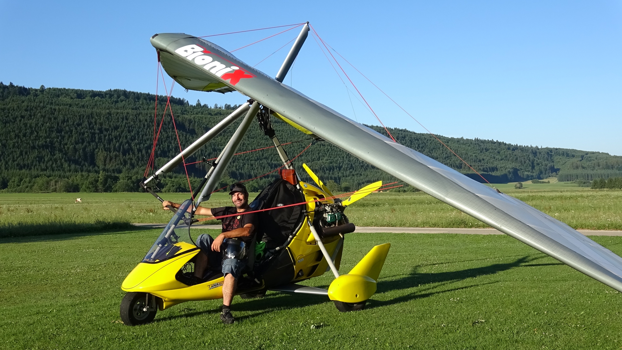 Pour pouvoir voler six heures de suite, Xavier Rosset a dû faire modifier son ULM à des ingénieurs. L’avion ultraléger à moteur peut atteindre les 120 km/h.