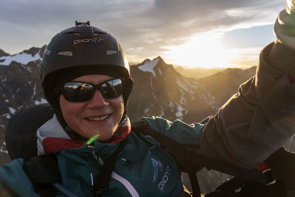 Jan Sterren en vol, tout sourire.