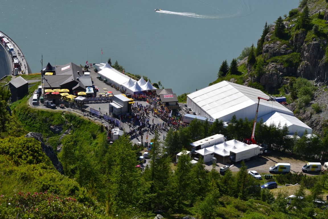 La couronne du barrage d'Emosson le 20 juillet 2016 pour l'arrivée du Tour de France. De plus en plus de cyclosportifs imitent Froome et les autres pour faire de Finhaut un paradis de la petite reine.
