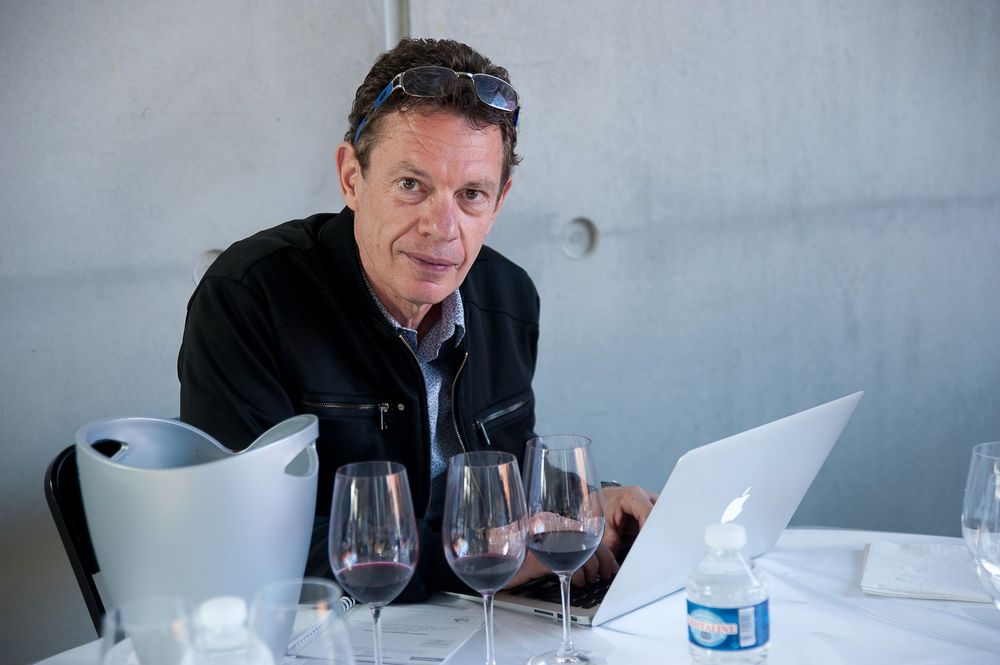 Jacques Perrin disserte régulièrement sur l'actualité du monde du vin sur son blog 1000 plateaux.