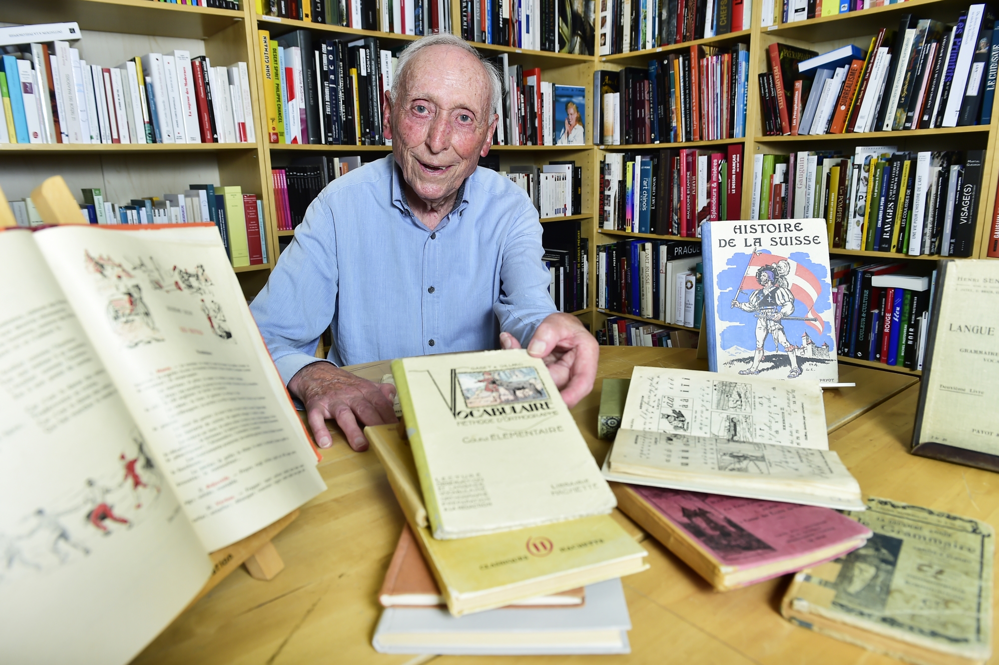 Henri Marin, enseignant à la retraite, est heureux de présenter sa collection de cent ans.