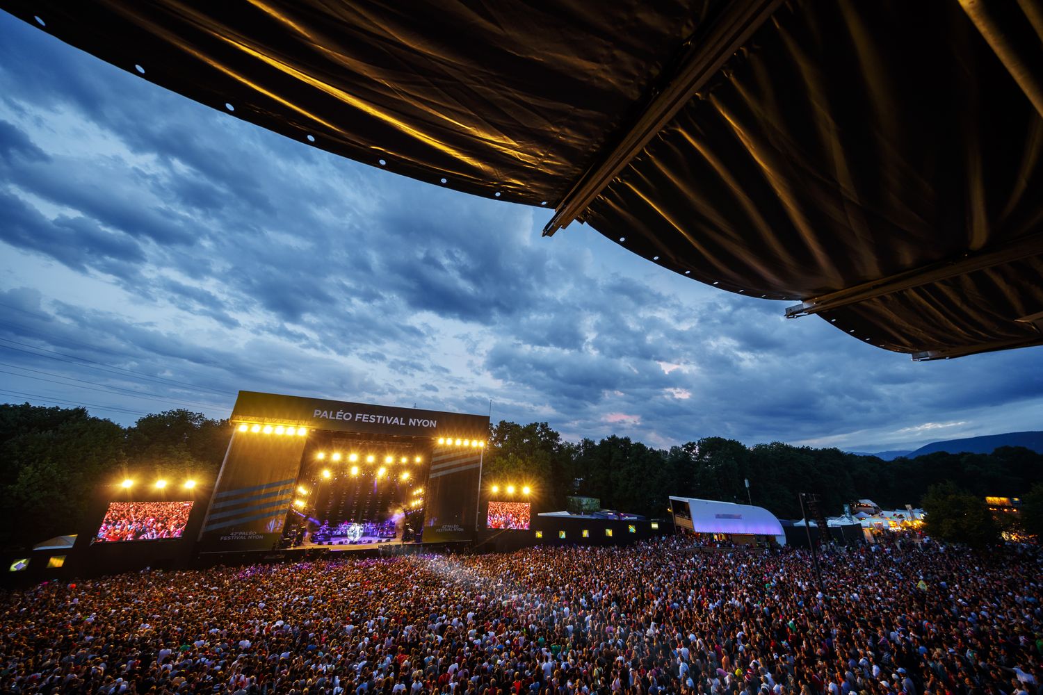 Près de 40000 personnes qui se pressent devant la grande scène, comme ici pour le concert de Jamiroquai, ça fait du monde.... 
