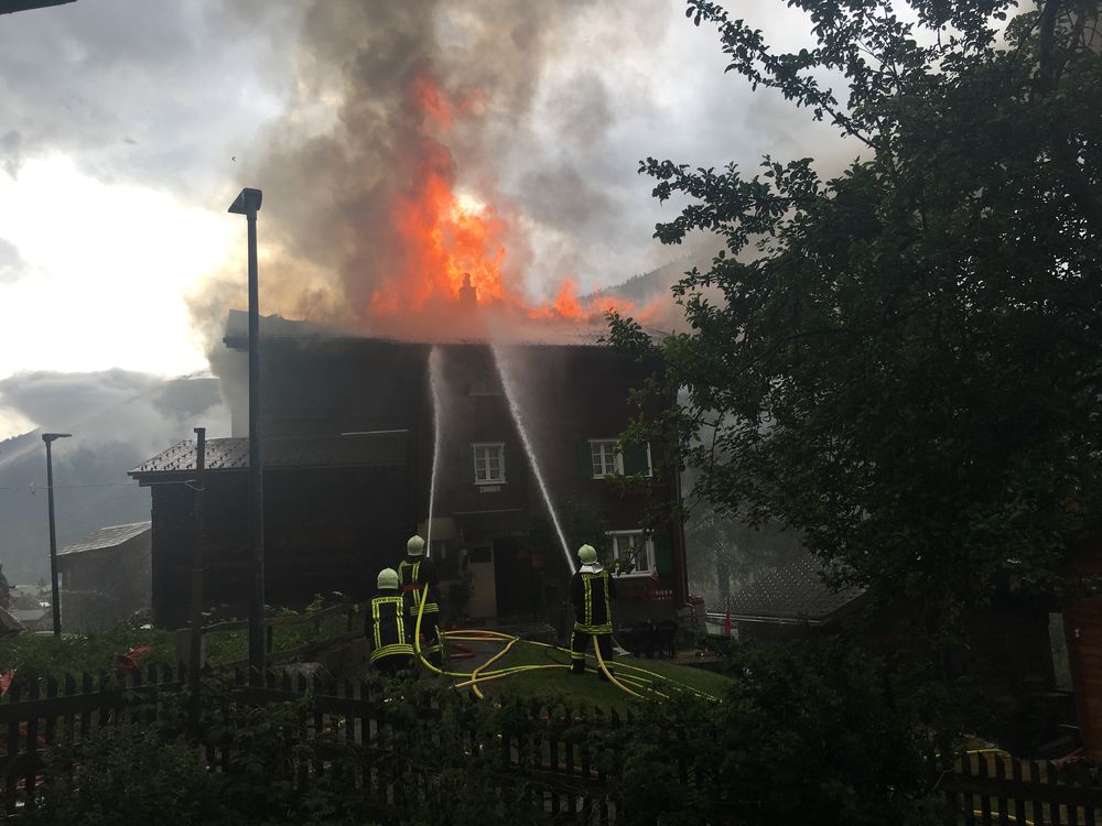 Une cinquantaine de pompiers de Goms, soutenus par ceux d’Untergoms ainsi que par un hélicoptère d’Air Zermatt sont venus à bout du sinistre. 