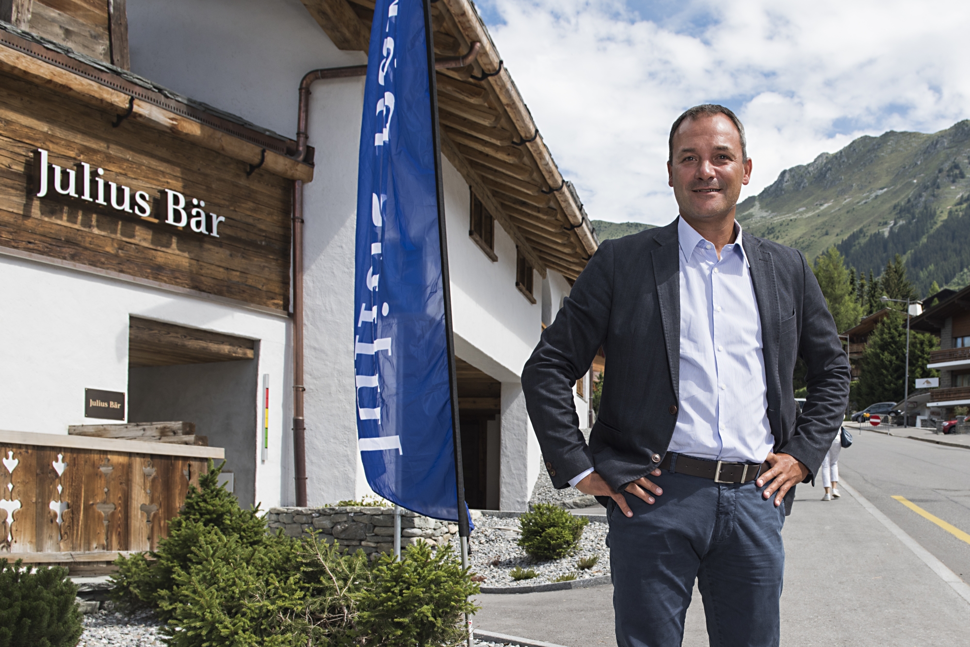 Gian A. Rossi, responsable de Julius Baer pour la Suisse, devant la succursale de Verbier qui a enregistré la croissance la plus forte en Valais ces dernières années.