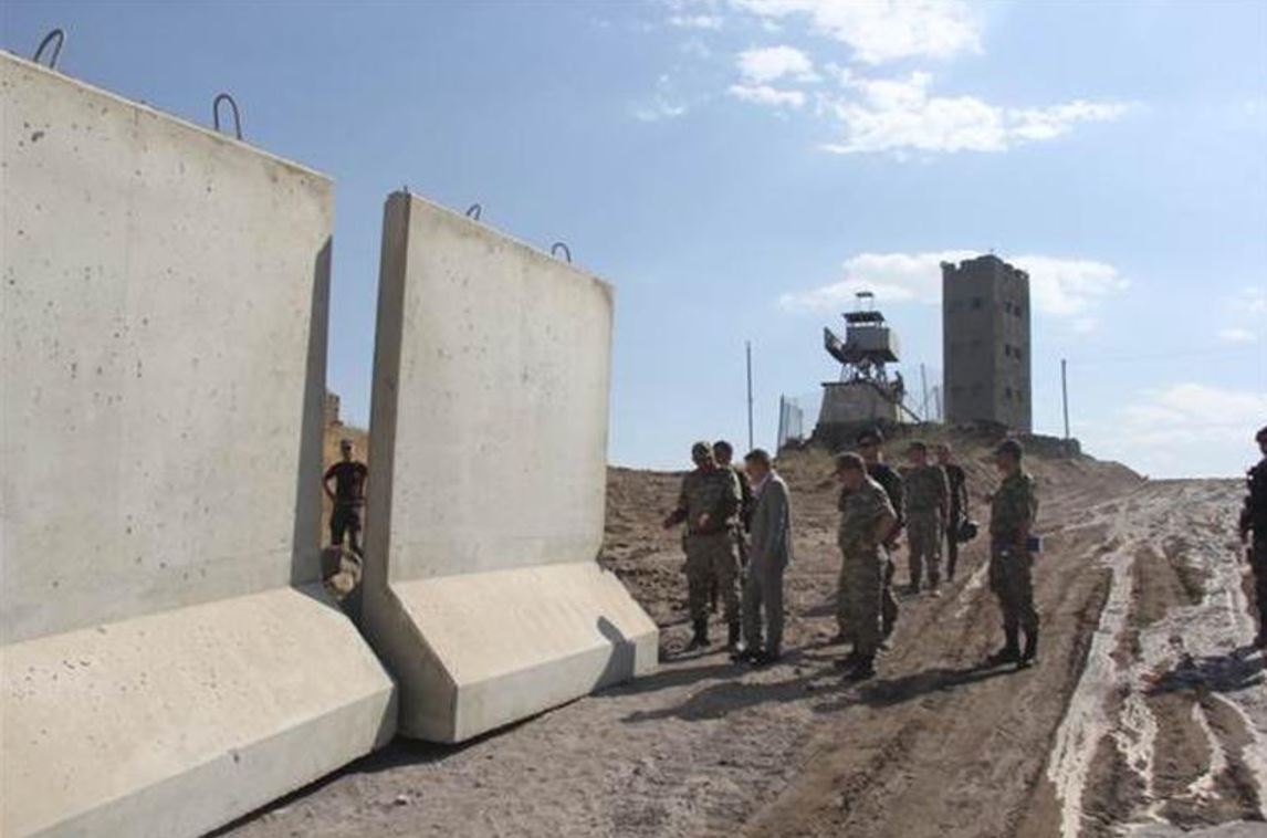 Les autorités turques avaient annoncé en mai la construction de ce mur de 144 km de long pour empêcher notamment les mouvements transfrontaliers des membres du Parti des travailleurs du Kurdistan (PKK).