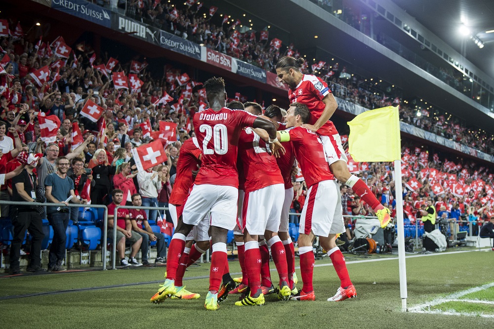L'équipe de Suisse de football exulte lors du match qualificatif pour la Coupe du monde 2018 contre le Portugal (2-0) en septembre 2016.