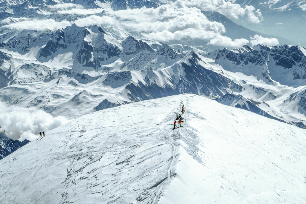 Un Français de 28 ans s'est tué jeudi en chutant de 300 mètres alors qu'il redescendait en courant du sommet du Mont-Blanc. (illustration)
