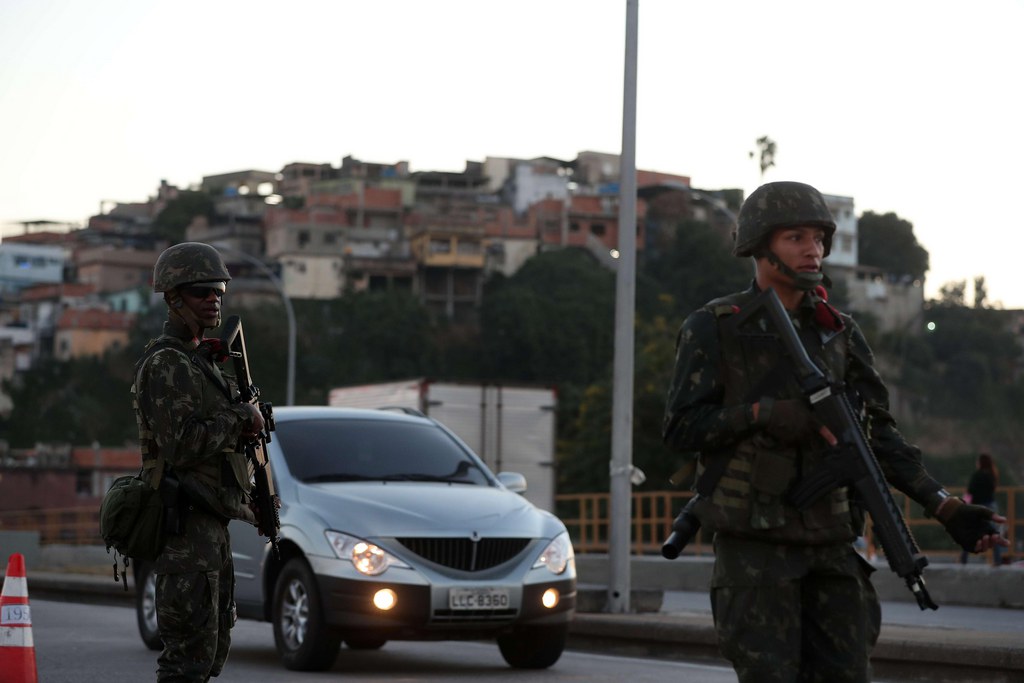 Des dizaines de policiers étaient postés à l'entrée des favelas, contrôlant les routes d'accès. 