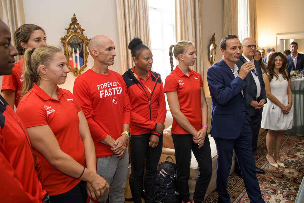 Quelques athlètes suisses qui ont brillé lors des Mondiaux ont été reçus jeudi à l'Ambassade suisse de Londres.