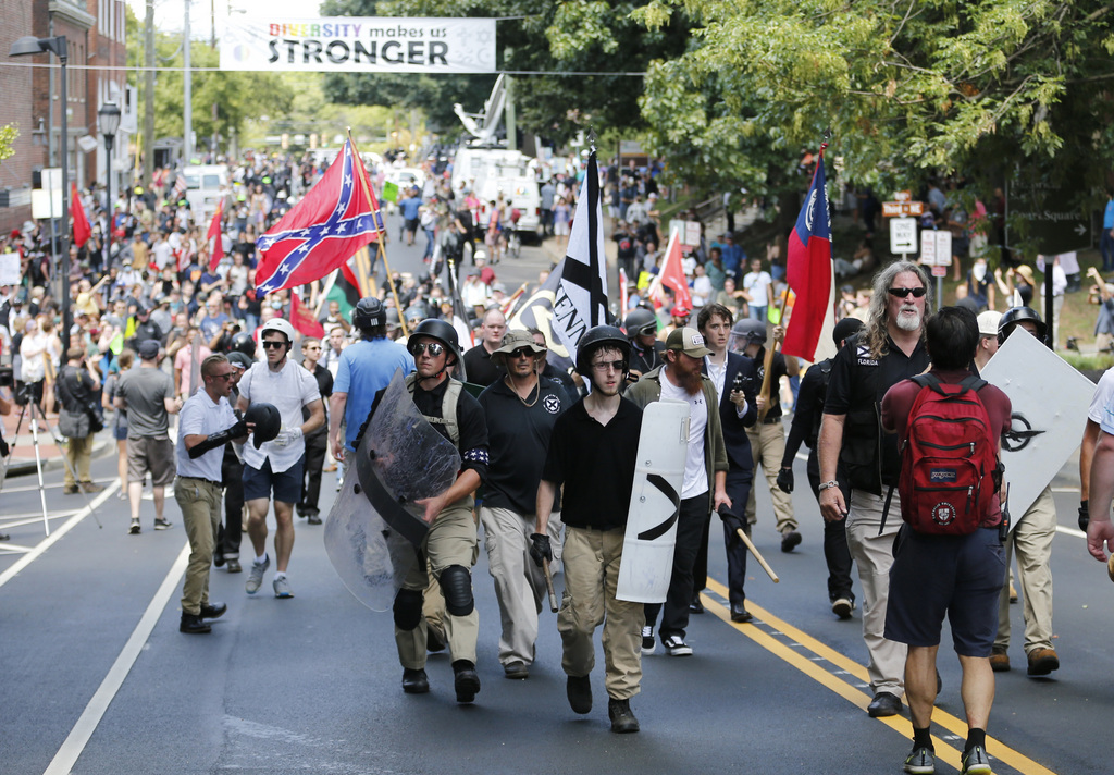 Un mouvement d'extrême droite s'était rassemblé dans les rues de Charlottesville lorsque la voiture a foncé sur la foule.