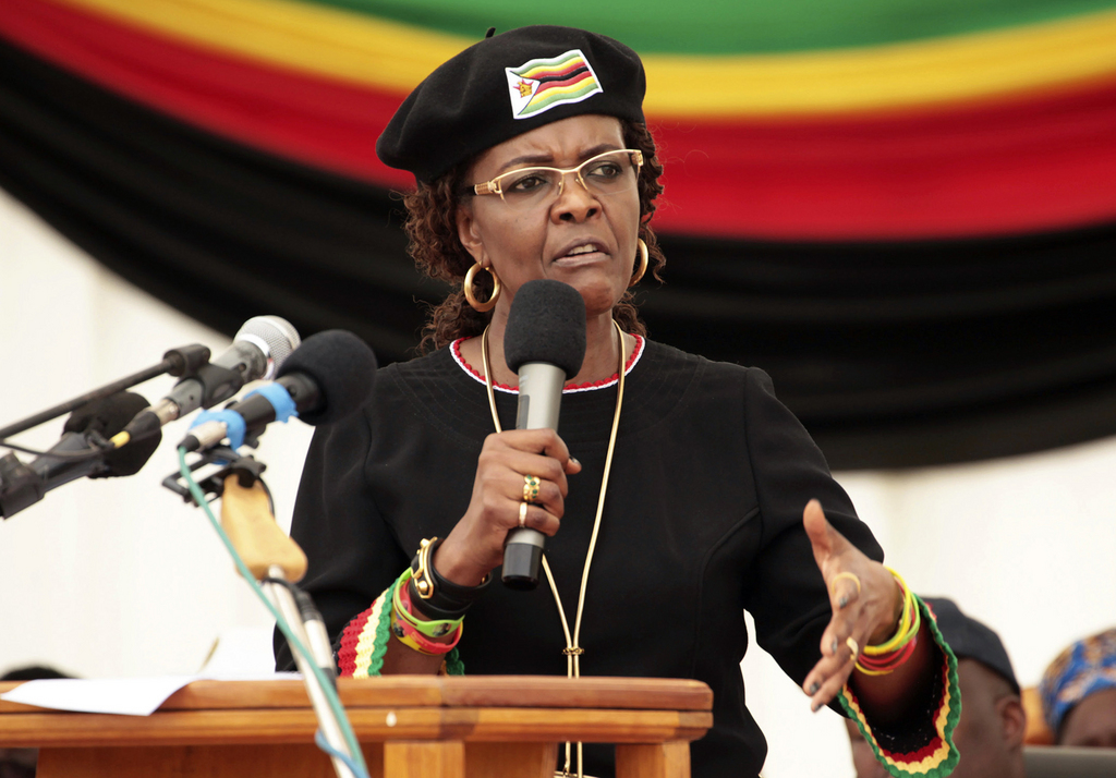 La femme du président du Zimbabwe est accusée d'avoir agressé un mannequin.