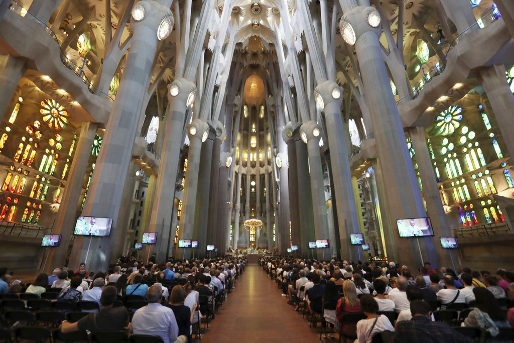 Les Catalans se sont rendus en masse à la Sagrada Familia pour rendre hommage aux victimes des attentats.