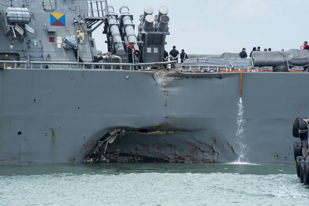  La collision a causé une voie d'eau dans la coque du navire américain.