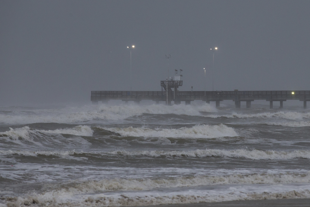 Les vagues pourraient atteindre entre 1,8 et 3,7 mètres.