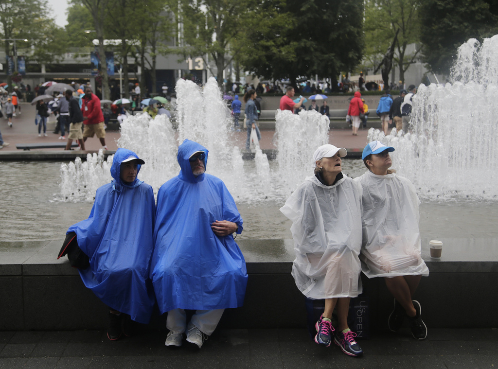 La pluie empêche le déroulement des matches sur les courts annexes.