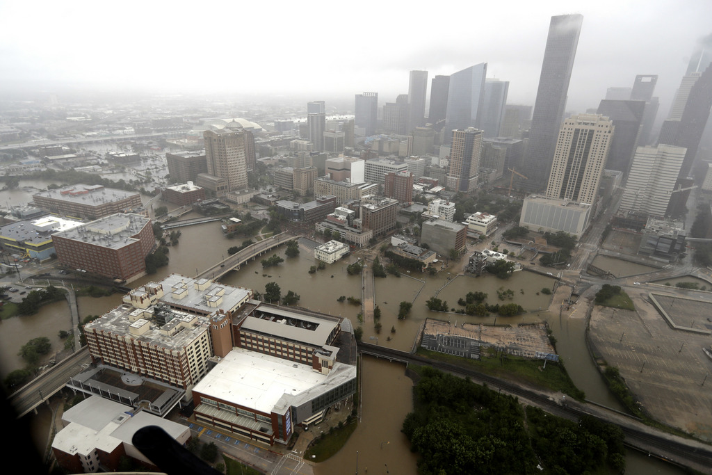 La ville de Houston est submergée par les eaux provenant des abondantes précipitations qui ont suivi le passage de l'ouragan Harvey.  