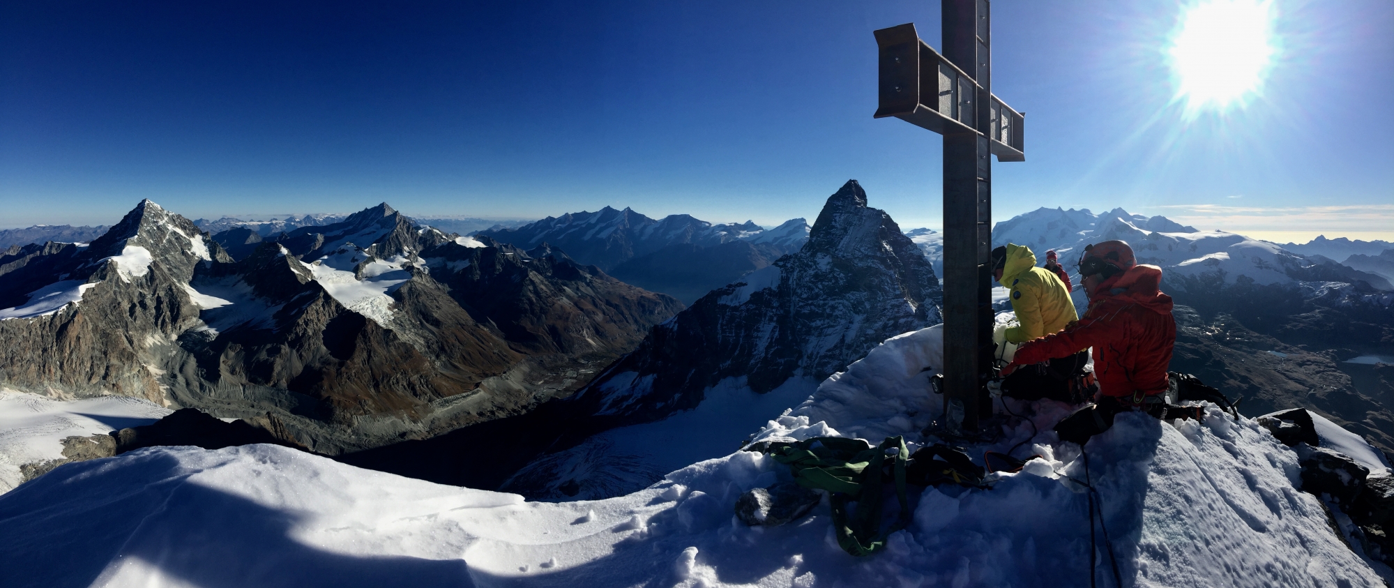 La croix située au sommet de la Dent d'Hérens, au-dessus de Zermatt, a été tronçonnée par des inconnus entre le 31 juillet et le 1er août derniers.