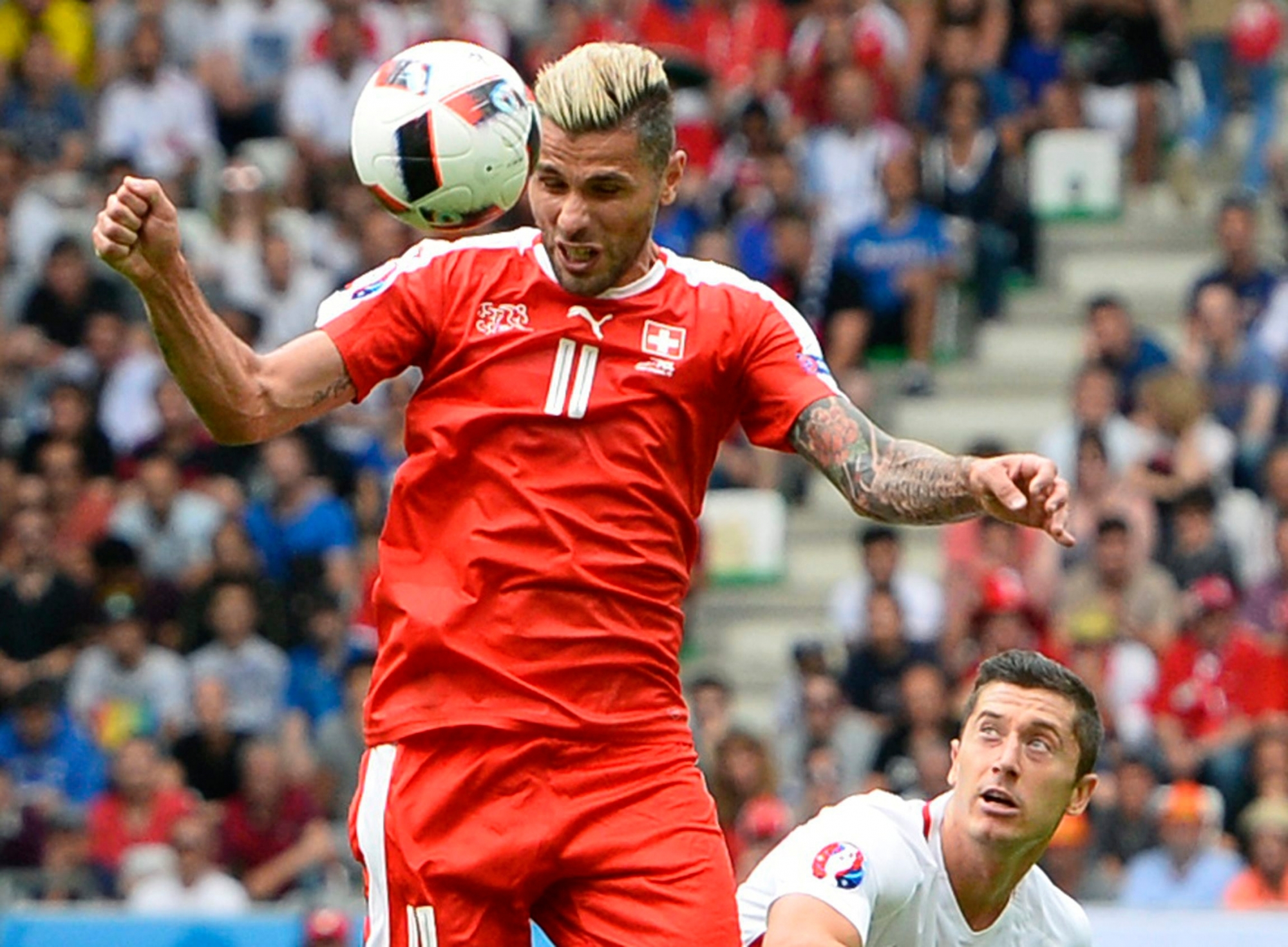 epa05389616 Valon Behrami (L) of Switzerland in action against Robert Lewandowski of Poland during the UEFA EURO 2016 round of 16 match between Switzerland and Poland at Stade Geoffroy Guichard in Saint-Etienne, France, 25 June 2016.....(RESTRICTIONS APPLY: For editorial news reporting purposes only. Not used for commercial or marketing purposes without prior written approval of UEFA. Images must appear as still images and must not emulate match action video footage. Photographs published in online publications (whether via the Internet or otherwise) shall have an interval of at least 20 seconds between the posting.)  EPA/CJ GUNTHER   EDITORIAL USE ONLYValon Behrami FUSSBALL EM 2016 ACHTELFINAL CHE POL