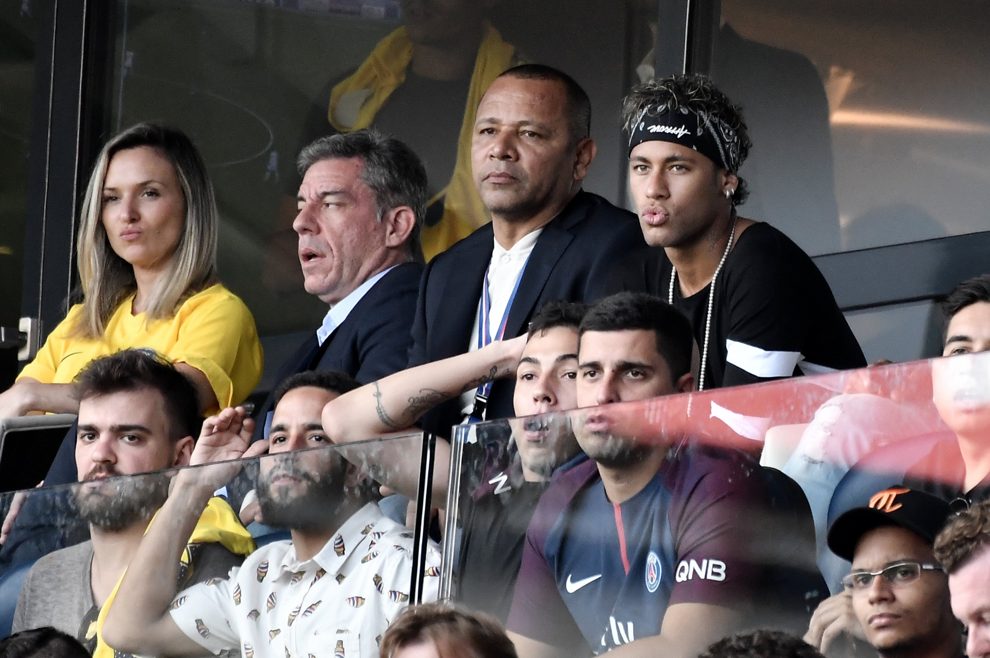 epa06126805 Paris Saint Germain's Neymar Jr (R) watches the French Ligue 1 soccer match between Paris Saint-Germain (PSG) and Amiens SC, with his father Neymar Da Silva (C-R) at the Parc des Princes stadium in Paris, France, 05 August 2017. the French Ligue 1 soccer match between Paris Saint-Germain (PSG) and Amiens SC at the Parc des Princes stadium in Paris, France, 05  August 2017.  EPA/CHRISTOPHE PETIT TESSON FRANCE SOCCER LIGUE 1