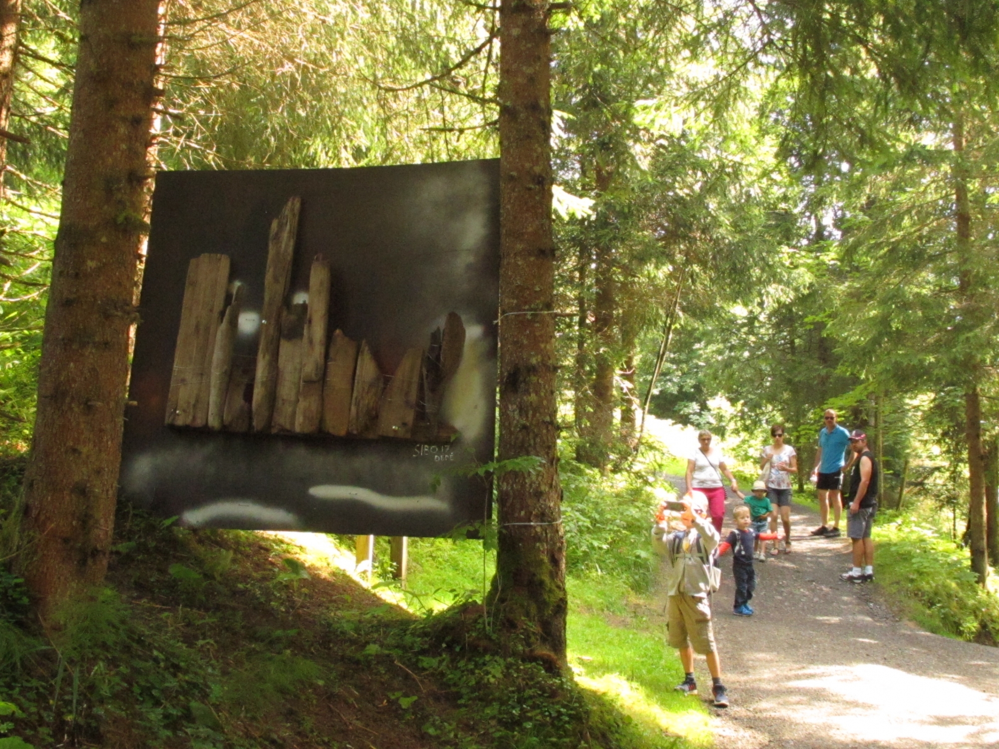 Les promeneurs peuvent découvrir les %u0153uvres en se baladant dans le vallon de They. Le Nouvelliste