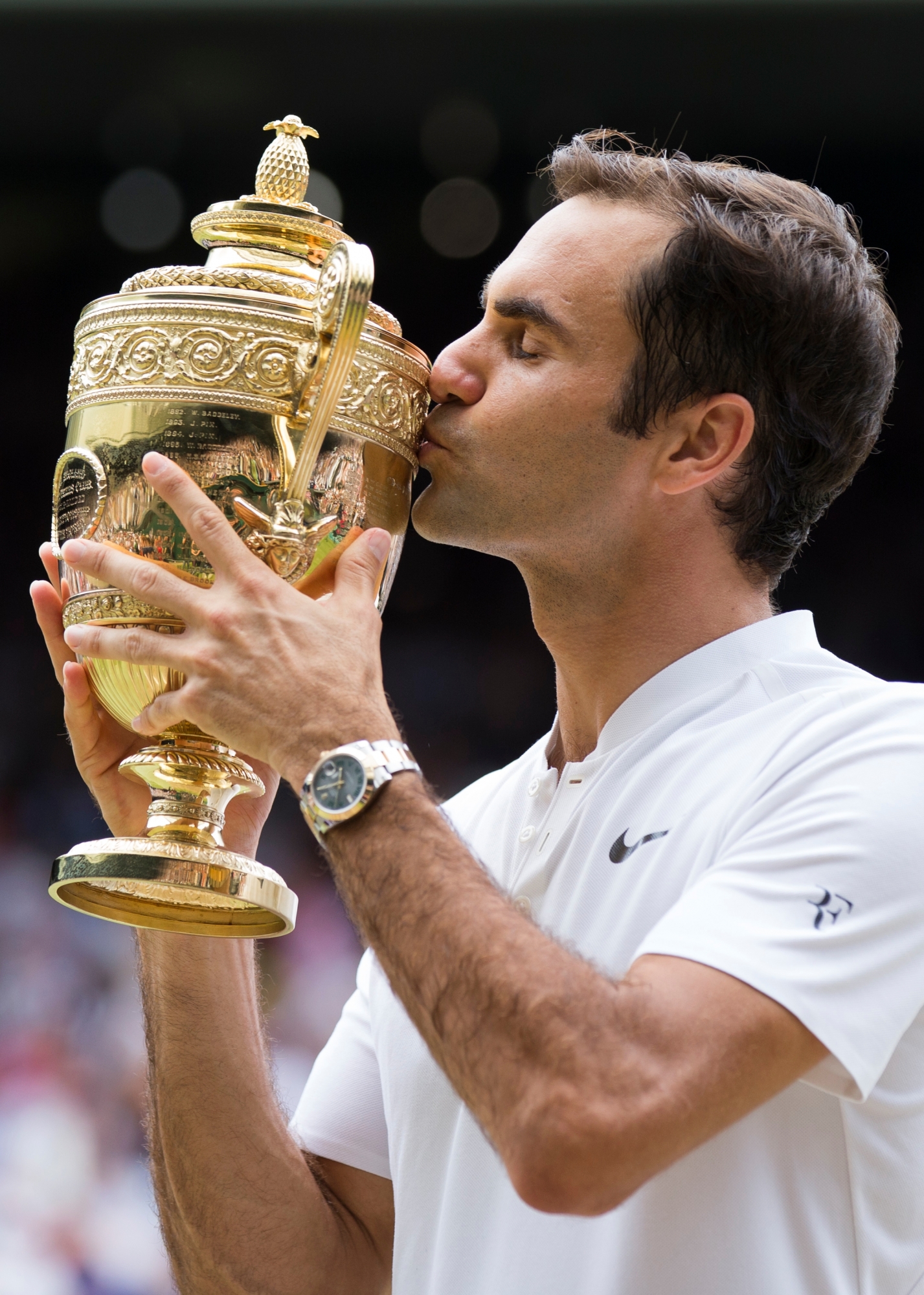 Roger Federer of Switzerland kisses the trophy after winning the men's final match against Marin Cilic of Croatia during the Wimbledon Championships at the All England Lawn Tennis Club, in London, Britain, 16 July 2017. (KEYSTONE/Peter Klaunzer)Roger Federer TENNIS WIMBLEDON 2017