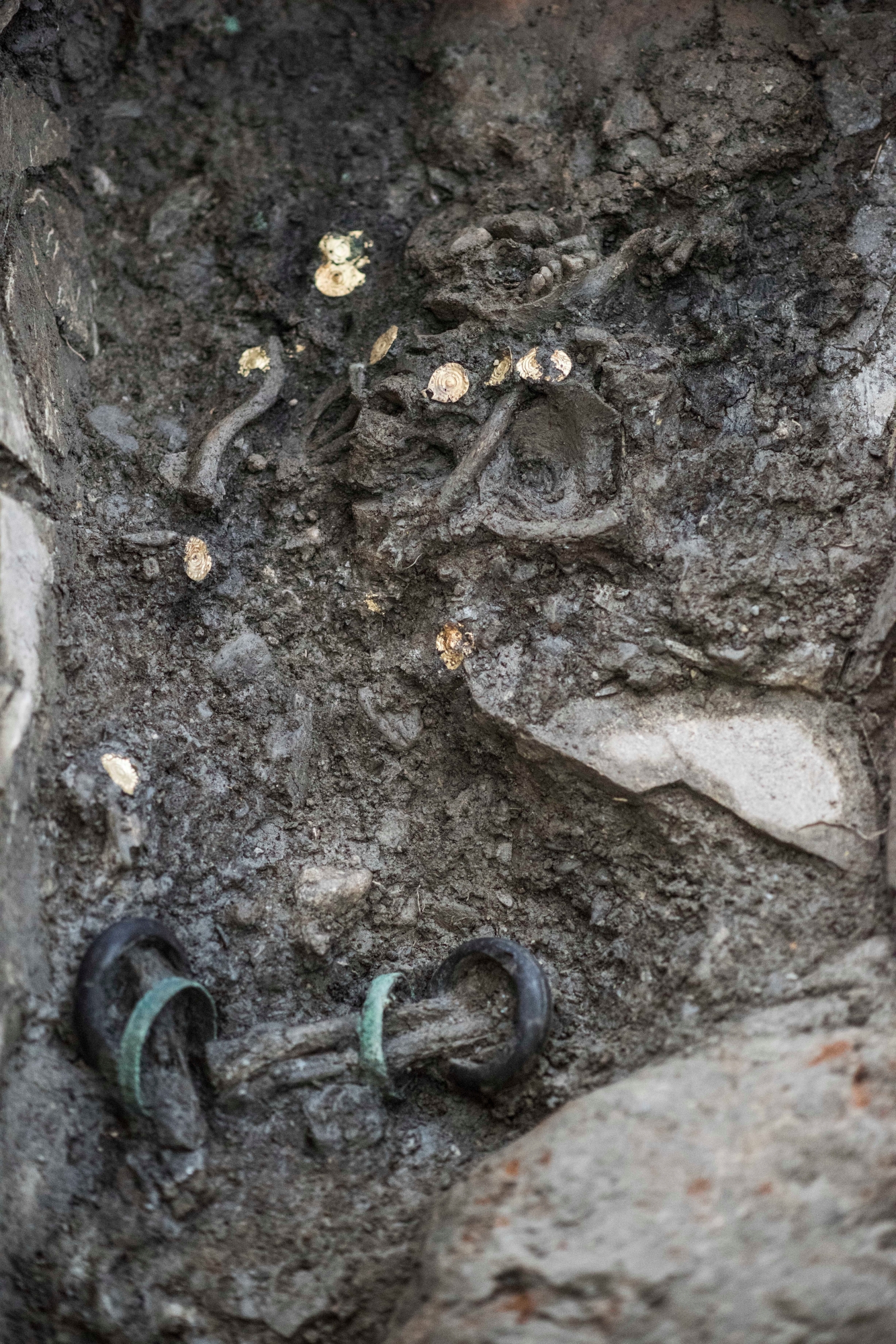 Suivit des fouilles archéologique au Nord de la ville de Sion. Une tombe exhumée révèle un squelette avec des bracelets en bronze et un collier en or. Les Archéologues François Mariethoz et Flamur Dalloshi se penchent sur ces êtres du passé.