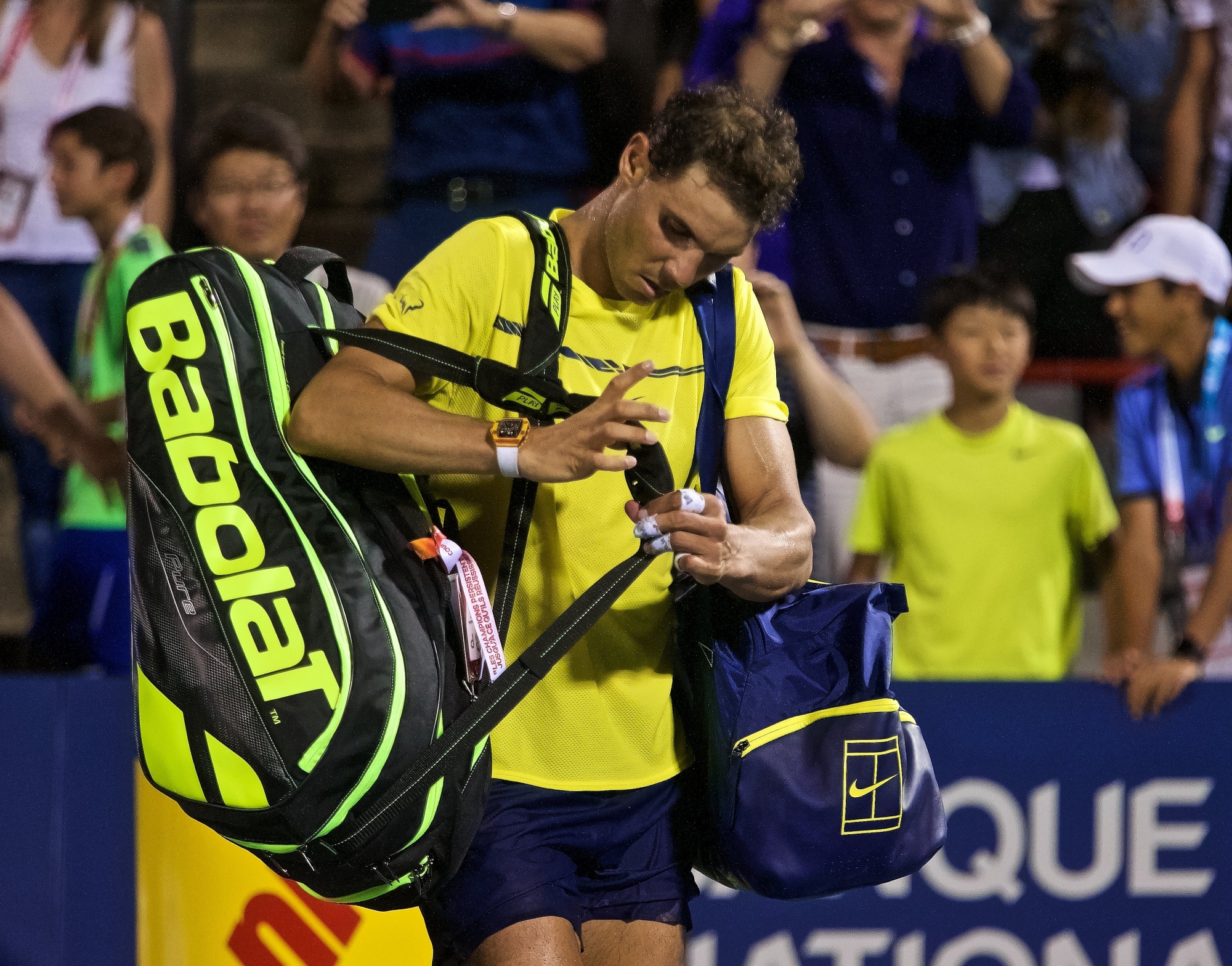 epa06136801 Rafael Nadal of Spain leaves the court after he lost against Denis Shapovalov of Canada during the third round of the Rogers Cup ATP men's tennis tournament in Montreal, Canada, 10 August 2017.  EPA/ANDRE PICHETTE CANADA TENNIS ROGERS CUP