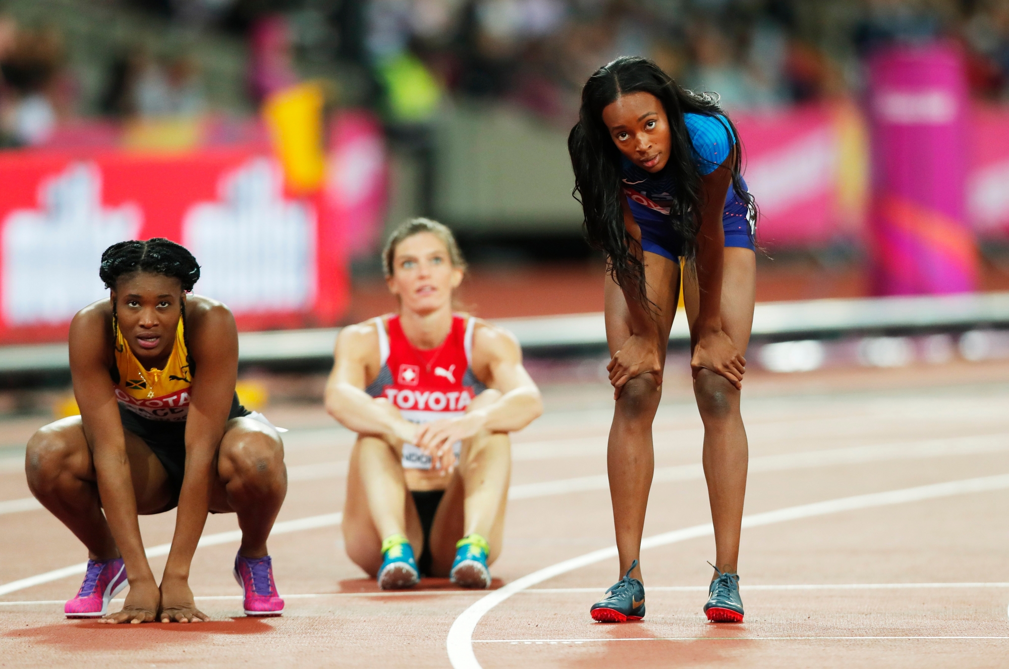 epa06136494 Dalilah Muhammad (R) of the USA, Ristananna Tracey (L) of Jamaica and  

Lea Sprunger of Switzertland look at the scoreboard after the women's 400m Hurdles final at the London 2017 IAAF World Championships in London, Britain, 10 August 2017. Muhammad placed second, Tracey third.  EPA/IAN LANGSDON BRITAIN  IAAF ATHLETICS WORLD CHAMPIONSHIPS LONDON 2017